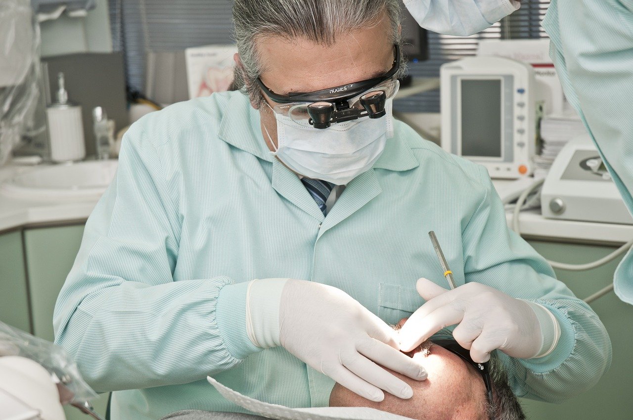 Czym stomatolodzy wyrywają zęby?